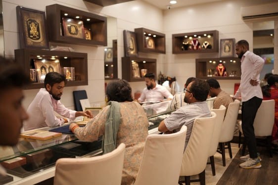 बाइक के शोरूम में ग्राहकों को जानकारी देते कर्मचारी। बाइक के शोरूम में ग्राहकों को जानकारी देते कर्मचारी।