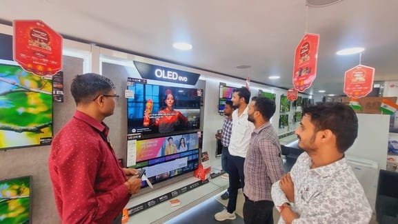 बाइक के शोरूम में ग्राहकों को जानकारी देते कर्मचारी। बाइक के शोरूम में ग्राहकों को जानकारी देते कर्मचारी।