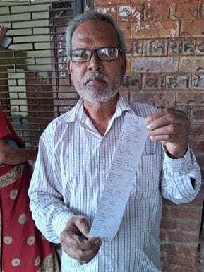बिजली बिल जमा करता युवक। संवाद