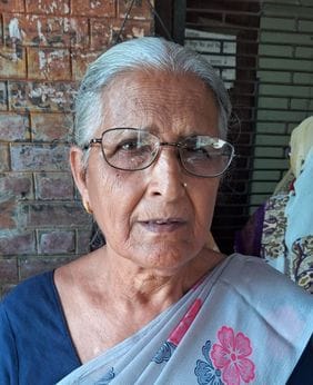 बिजली बिल जमा करता युवक। संवाद