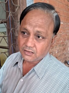 बिजली बिल जमा करता युवक। संवाद