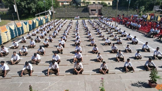 बिलासपुर में पथ संचलन करते आरएसएस के स्वयंसेवक। संवाद बिलासपुर में पथ संचलन करते आरएसएस के स्वयंसेवक। संवाद