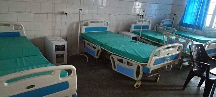 बीसलपुर के एक निजी अस्पताल में भर्ती रसिया खानपुर के बुखार पीड़ित।  संवाद