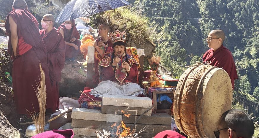 बौद्धधर्म गुरू लोचा रिंपोचे पहुंचे भूस्खलन प्रभावित क्षेत्र निगुलसरी। संवाद