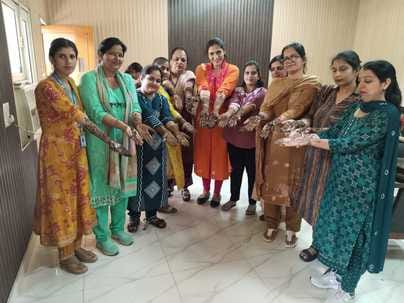 एसडी कॉलेज में एक छात्रा की कलाई पर सजी सुंदर मेहंदी। एसडी कॉलेज में एक छात्रा की कलाई पर सजी सुंदर मेहंदी।