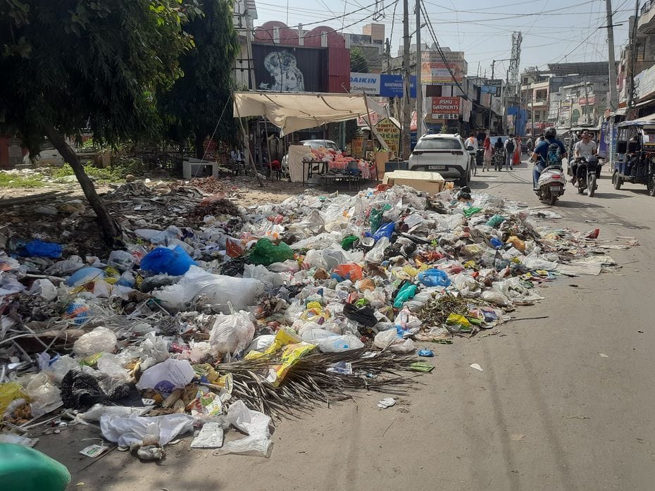 फोटो 07: सोनीपत नगर निगम कार्यालय के गेट पर हड़ताल के दौरान धरने पर बैठे संविदा सफाई कर्मी। स्र फोटो 07: सोनीपत नगर निगम कार्यालय के गेट पर हड़ताल के दौरान धरने पर बैठे संविदा सफाई कर्मी। स्र