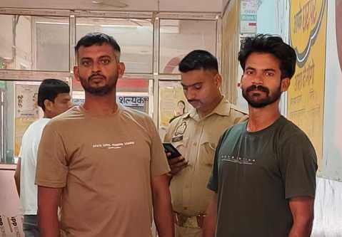 फोटो-10,फर्रुखाबाद स्थित लोहिया अस्पताल में भर्ती घायल मान हुसैन, मौजूद सिपाही। स्रोत: जागरूक प