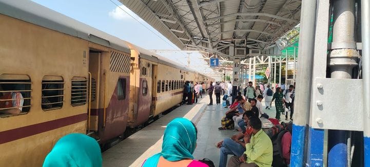 फोटो 18- सोनीपत के राजीव नगर के पास रेल लाइन पर ओएचई तार टूटने के बाद रोकी गई कोच्चुवली-अमृतसर 
