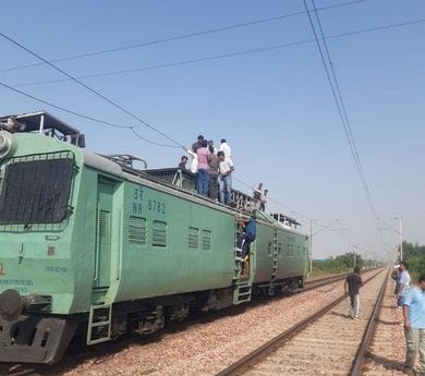 फोटो 18- सोनीपत के राजीव नगर के पास रेल लाइन पर ओएचई तार टूटने के बाद रोकी गई कोच्चुवली-अमृतसर 
