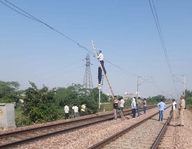 फोटो 18- सोनीपत के राजीव नगर के पास रेल लाइन पर ओएचई तार टूटने के बाद रोकी गई कोच्चुवली-अमृतसर 