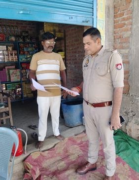 फोटो-25-पटाखा की दुकान का निरीक्षण करते एसडीएम प्रमेश श्रीवास्तव व सीओ तेज बहादुर। स्रोत: पुलिस फोटो-25-पटाखा की दुकान का निरीक्षण करते एसडीएम प्रमेश श्रीवास्तव व सीओ तेज बहादुर। स्रोत: पुलिस