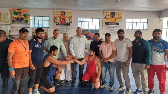 फोटो :27: सोनीपत के खरखौदा स्थित प्रताप स्कूल में पहलवानों के साथ प्रशिक्षक ओमप्रकाश दहिया। स्र फोटो :27: सोनीपत के खरखौदा स्थित प्रताप स्कूल में पहलवानों के साथ प्रशिक्षक ओमप्रकाश दहिया। स्र