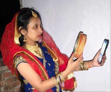 फोटो- 29, छलनी से चांद को देखतीं सुहागिनें। संवाद फोटो- 29, छलनी से चांद को देखतीं सुहागिनें। संवाद