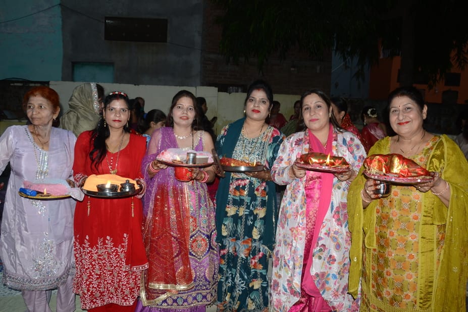 फोटो- 29, छलनी से चांद को देखतीं सुहागिनें। संवाद फोटो- 29, छलनी से चांद को देखतीं सुहागिनें। संवाद