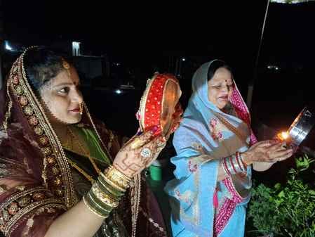 फोटो- 29, छलनी से चांद को देखतीं सुहागिनें। संवाद फोटो- 29, छलनी से चांद को देखतीं सुहागिनें। संवाद
