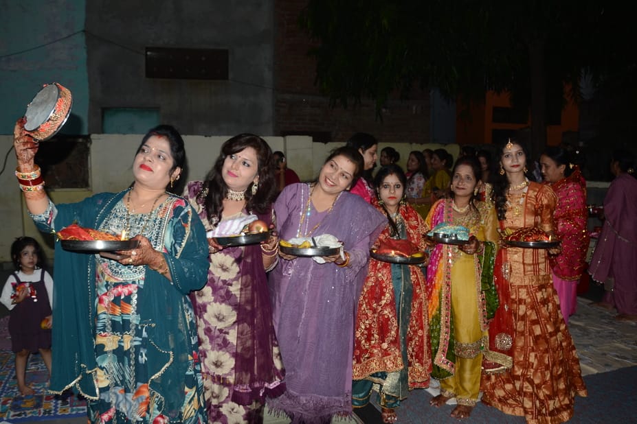 फोटो- 29, छलनी से चांद को देखतीं सुहागिनें। संवाद फोटो- 29, छलनी से चांद को देखतीं सुहागिनें। संवाद