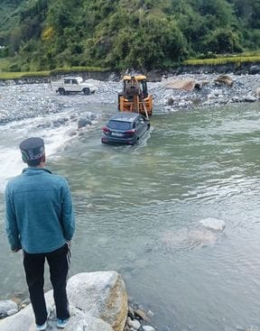 गानवी में दो माह बाद भी  नहीं हो पाया सडक़ बहाली का कार्य शुरू। संवाद