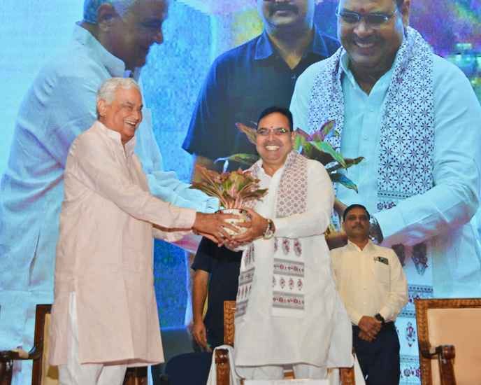 जयपुर में दलहन मिशन शुभारंभ के दौरान मुख्यमंत्री भजनलाल शर्मा के साथ कृषि मंत्री डॉ किरोड़ी लाल