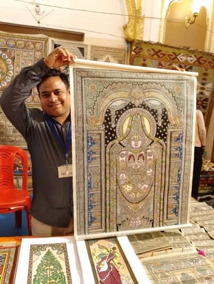 क्राफ्ट रूट्स प्रदर्शनी में लाख की चूड़ियां बनाते आवाज मोहम्मद और पत्र चित्र के साथ ओडिशा के अक