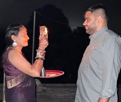 कुरुक्षेत्र। गांव अभिमन्युपुर में सजने संवरने के बाद महिलाएं इस तरह करवाती रही फोटोशूट। संवाद कुरुक्षेत्र। गांव अभिमन्युपुर में सजने संवरने के बाद महिलाएं इस तरह करवाती रही फोटोशूट। संवाद