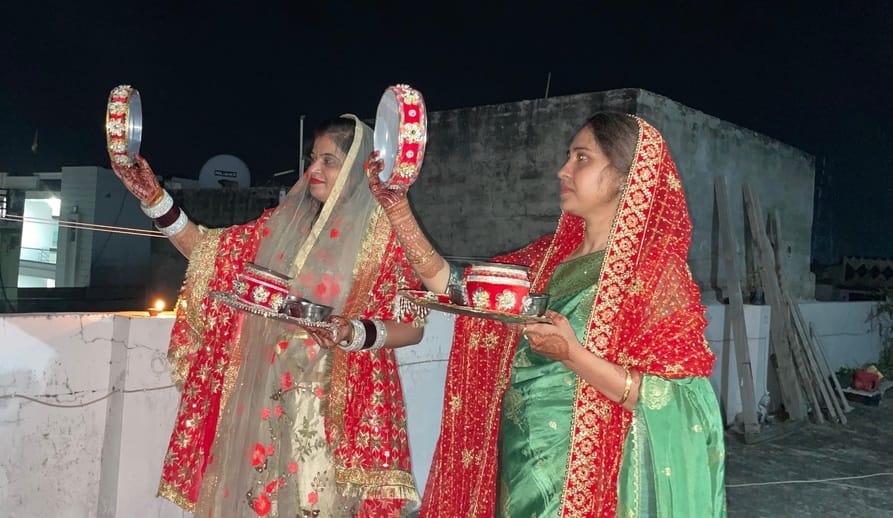 कुरुक्षेत्र। गांव अभिमन्युपुर में सजने संवरने के बाद महिलाएं इस तरह करवाती रही फोटोशूट। संवाद कुरुक्षेत्र। गांव अभिमन्युपुर में सजने संवरने के बाद महिलाएं इस तरह करवाती रही फोटोशूट। संवाद