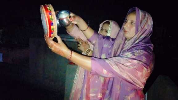 कुरुक्षेत्र। गांव अभिमन्युपुर में सजने संवरने के बाद महिलाएं इस तरह करवाती रही फोटोशूट। संवाद कुरुक्षेत्र। गांव अभिमन्युपुर में सजने संवरने के बाद महिलाएं इस तरह करवाती रही फोटोशूट। संवाद