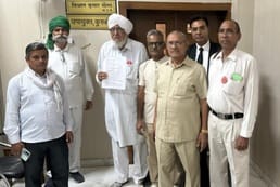 कुरुक्षेत्र। मांग पत्र देने के बाद डीसी कार्यालय के बाहर किसान प्रतिनिधि । विज्ञप्ति