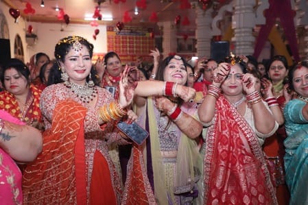 कुरुक्षेत्र। शक्तिपीठ मां भद्रकाली में करवा पूजन करती महिलाएं। स्वयं कुरुक्षेत्र। शक्तिपीठ मां भद्रकाली में करवा पूजन करती महिलाएं। स्वयं