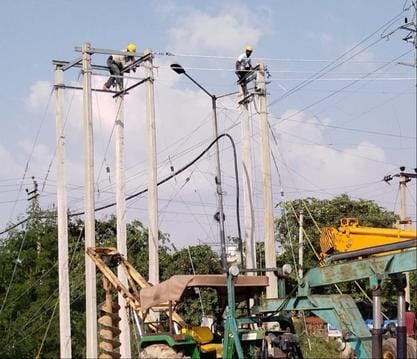 कुरुक्षेत्र। उमरी रोड पर बिजली लाइन पर कार्य करते कर्मी। संवाद 
