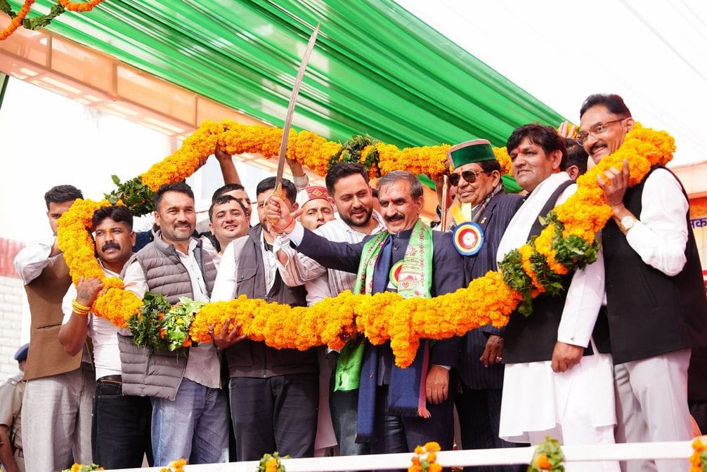 करसोग में जनसभा को संबांधित करते हुए  सीएम सुखविंद्र सिंह सुक्खू। स्त्रोत- जनसंपर्क विभाग