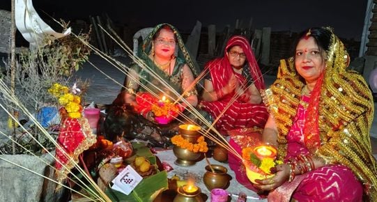 करवा चौथ को लेकर पूजा-अर्चना करतीं महिलाएं। संवाद