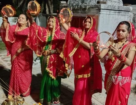 करवा चौथ को लेकर पूजा-अर्चना करतीं महिलाएं। संवाद