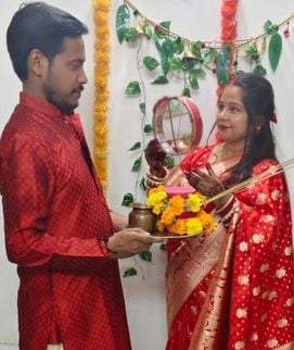 करवा चौथ को लेकर पूजा-अर्चना करतीं महिलाएं। संवाद
