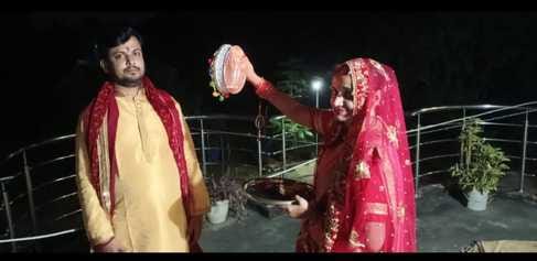 करवा चौथ पर्व पर पति डॉ. अनिल यादव के साथ सेल्फी लेती असिस्टेंट प्रो. डॉ. पूजा यादव करवा चौथ पर्व पर पति डॉ. अनिल यादव के साथ सेल्फी लेती असिस्टेंट प्रो. डॉ. पूजा यादव