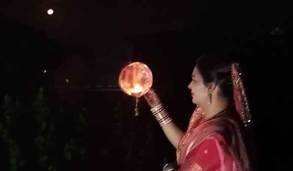करवा चौथ पर्व पर पति डॉ. अनिल यादव के साथ सेल्फी लेती असिस्टेंट प्रो. डॉ. पूजा यादव करवा चौथ पर्व पर पति डॉ. अनिल यादव के साथ सेल्फी लेती असिस्टेंट प्रो. डॉ. पूजा यादव