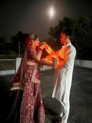 करवा चौथ पर्व पर पति डॉ. अनिल यादव के साथ सेल्फी लेती असिस्टेंट प्रो. डॉ. पूजा यादव करवा चौथ पर्व पर पति डॉ. अनिल यादव के साथ सेल्फी लेती असिस्टेंट प्रो. डॉ. पूजा यादव