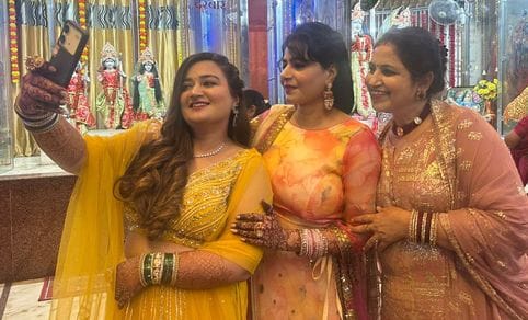 करवाचौथ पर पत्नी सौम्या को जल पिलाकर व्रत खुलवाते एडीएम एफआर अरविंद कुमार। स्रोत: स्वयं