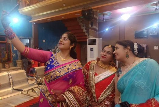 करवाचौथ पर पत्नी सौम्या को जल पिलाकर व्रत खुलवाते एडीएम एफआर अरविंद कुमार। स्रोत: स्वयं