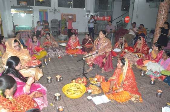 करवाचौथ पर पत्नी सौम्या को जल पिलाकर व्रत खुलवाते एडीएम एफआर अरविंद कुमार। स्रोत: स्वयं