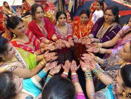 करवाचौथ पर पत्नी सौम्या को जल पिलाकर व्रत खुलवाते एडीएम एफआर अरविंद कुमार। स्रोत: स्वयं
