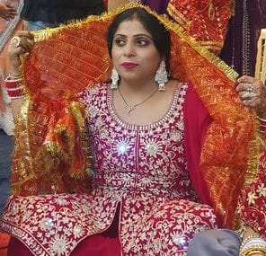 करवाचौथ पर पत्नी सौम्या को जल पिलाकर व्रत खुलवाते एडीएम एफआर अरविंद कुमार। स्रोत: स्वयं