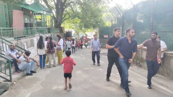 कसौली के मालरोड पर पर्यटक मौजमस्ती करते कसौली के मालरोड पर पर्यटक मौजमस्ती करते