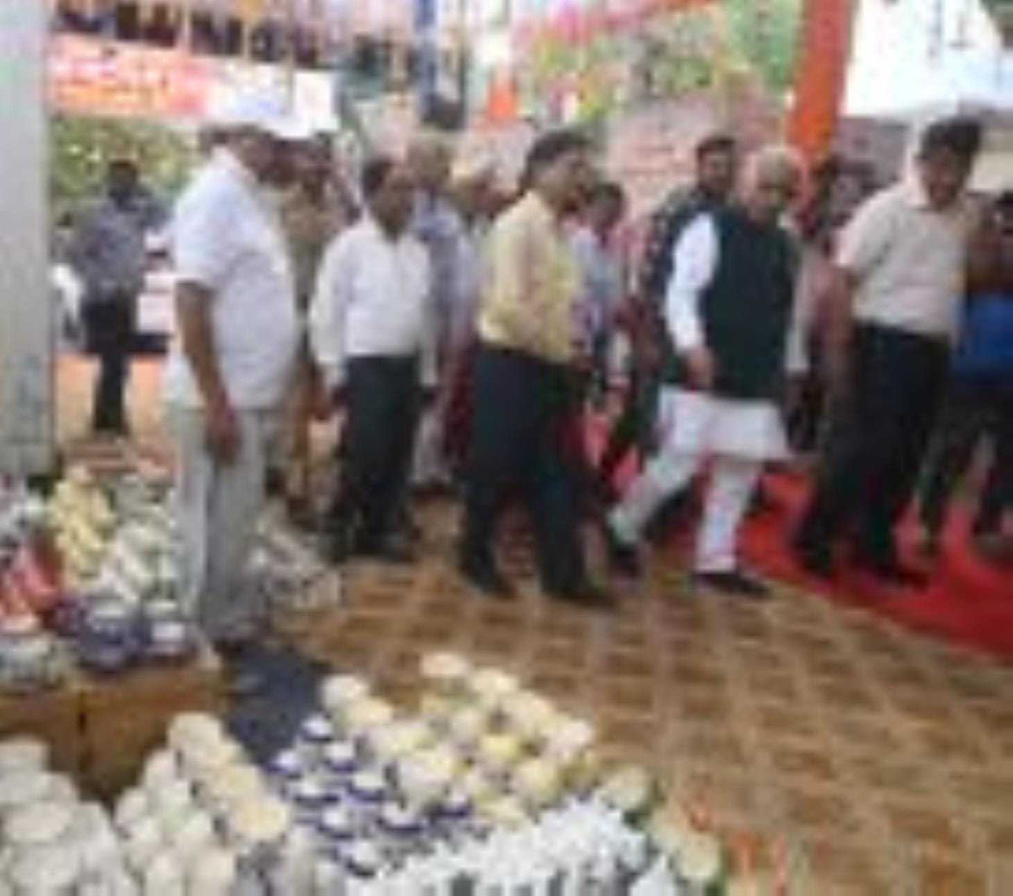 खादी ग्रामोद्योग भवन में माटी कला महोत्सव के उद्घाटन के बाद मंत्री राकेश सचान ने स्टॉलों का जाय खादी ग्रामोद्योग भवन में माटी कला महोत्सव के उद्घाटन के बाद मंत्री राकेश सचान ने स्टॉलों का जाय