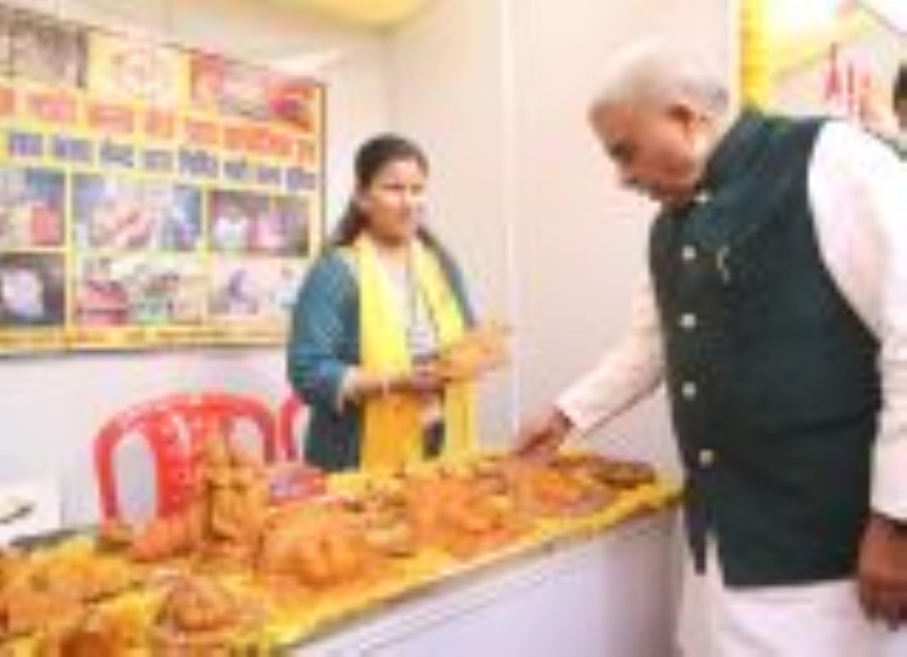 खादी ग्रामोद्योग भवन में माटी कला महोत्सव के उद्घाटन के बाद मंत्री राकेश सचान ने स्टॉलों का जाय खादी ग्रामोद्योग भवन में माटी कला महोत्सव के उद्घाटन के बाद मंत्री राकेश सचान ने स्टॉलों का जाय
