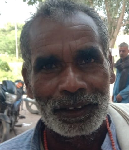 मंडी समिति में खाद केंद्र के बाहर खड़े किसान। संवाद मंडी समिति में खाद केंद्र के बाहर खड़े किसान। संवाद