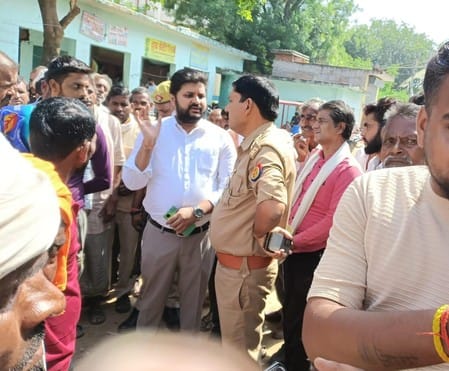 मंडी समिति में खाद केंद्र के बाहर खड़े किसान। संवाद मंडी समिति में खाद केंद्र के बाहर खड़े किसान। संवाद