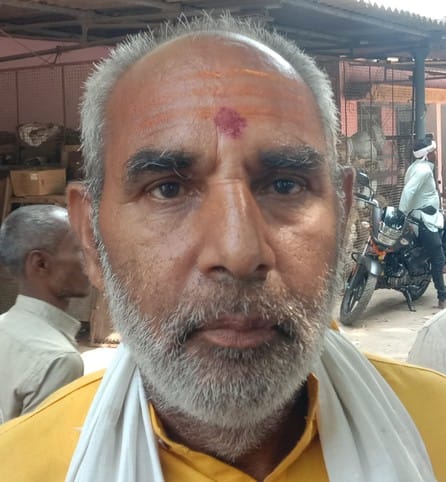 मंडी समिति में खाद केंद्र के बाहर खड़े किसान। संवाद मंडी समिति में खाद केंद्र के बाहर खड़े किसान। संवाद