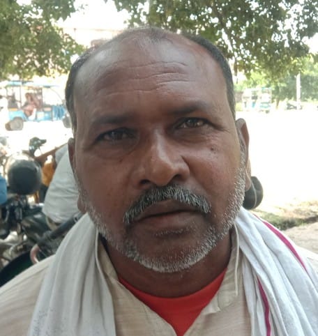 मंडी समिति में खाद केंद्र के बाहर खड़े किसान। संवाद मंडी समिति में खाद केंद्र के बाहर खड़े किसान। संवाद
