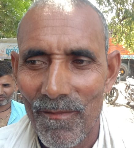 मंडी समिति में खाद केंद्र के बाहर खड़े किसान। संवाद मंडी समिति में खाद केंद्र के बाहर खड़े किसान। संवाद