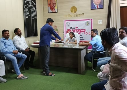 मिशन शक्ति के तहत एक दिन की एसडीएम बनाईं गई साक्षी मिश्रा ने सुनीं शिकायतें। स्रोत : एसडीएम